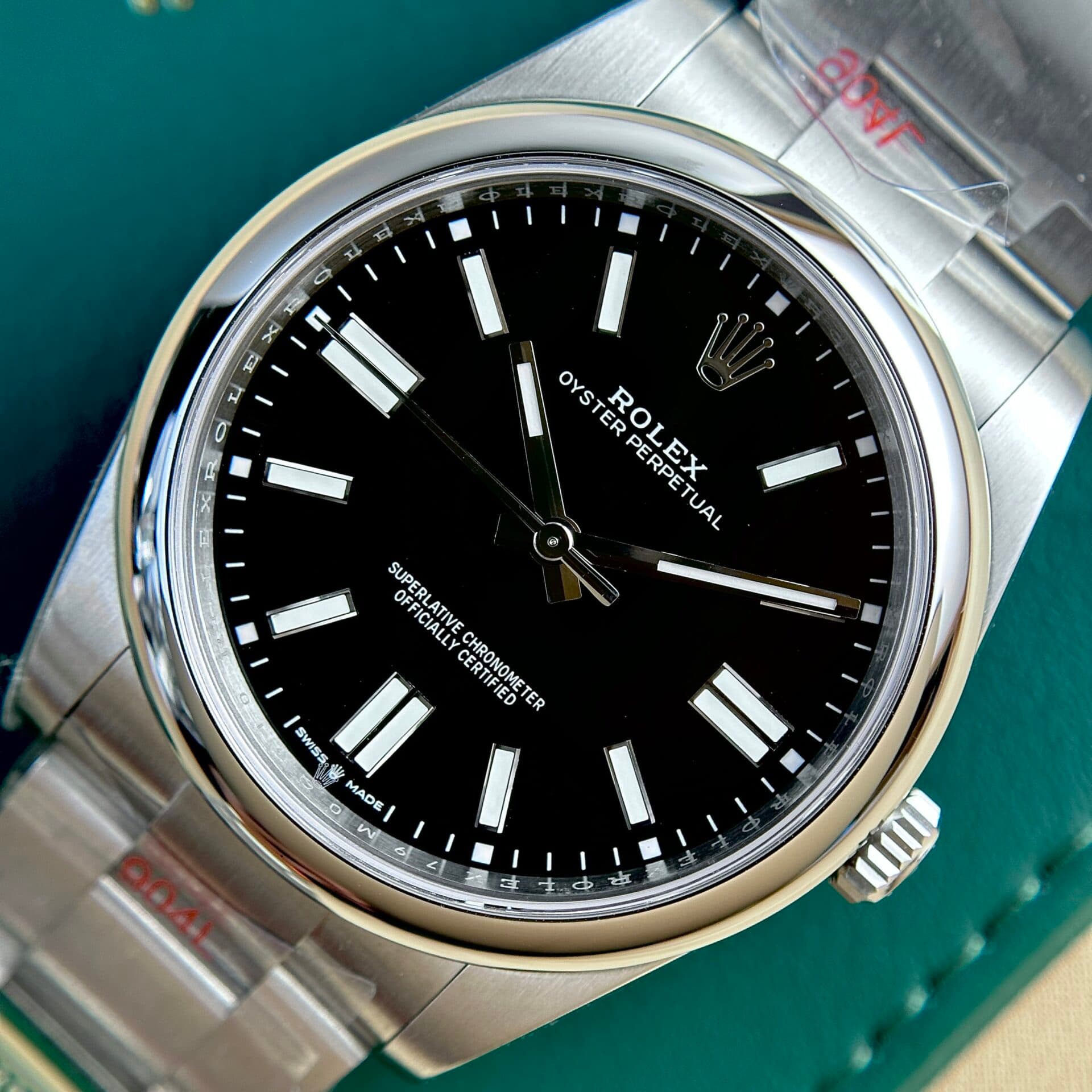 Dong-Ho-Rolex-Oyster-Perpetual-124300-Mat-Den-Replica-King-Factory-41mm-2-1