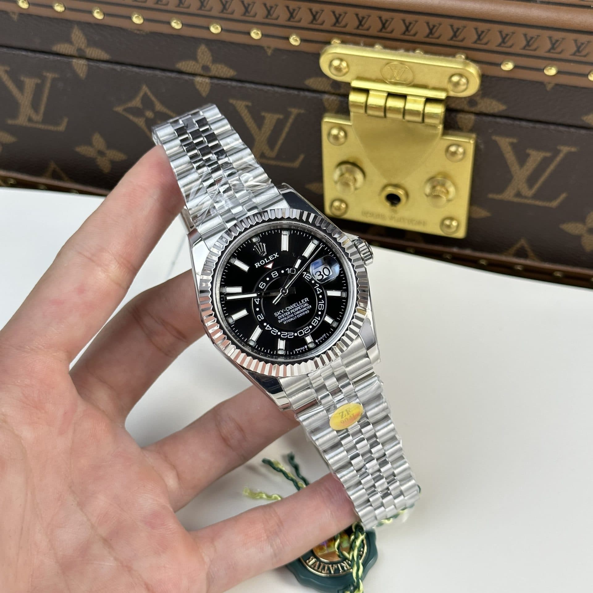 Dong-Ho-Rolex-Rep-11-Sky-Dweller-326934-Mat-Den-Day-Jubilee-42mm-2-1