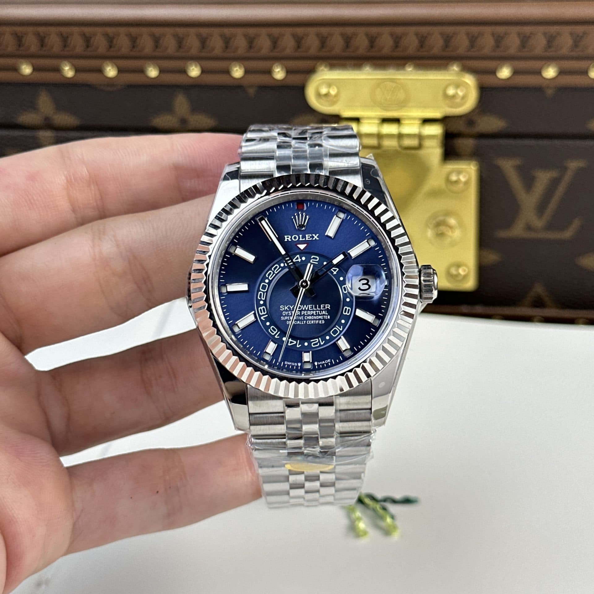 Dong-Ho-Rolex-Rep-11-Sky-Dweller-326934-Mat-Xanh-Day-Jubilee-42mm-1-1