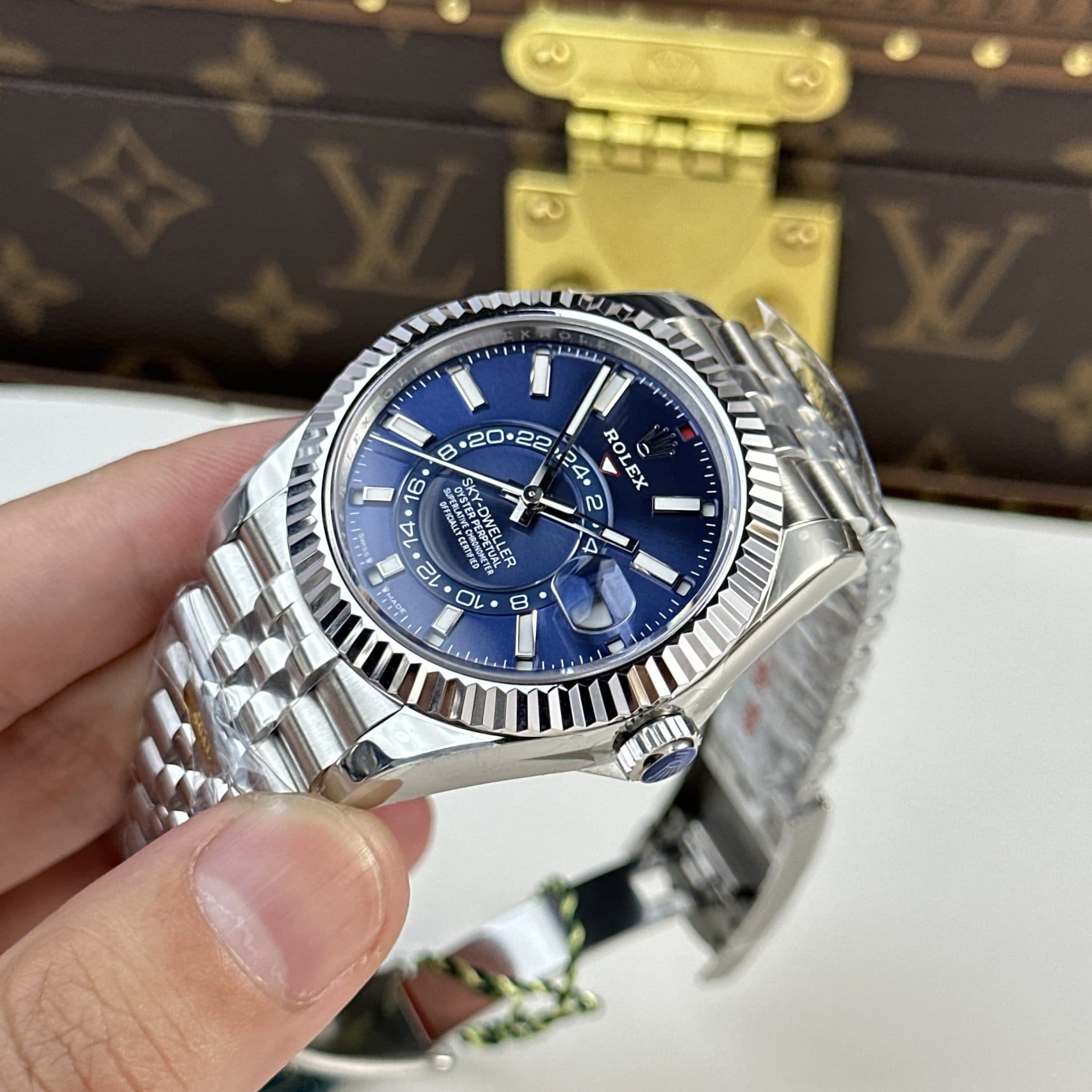 Dong-Ho-Rolex-Rep-11-Sky-Dweller-326934-Mat-Xanh-Day-Jubilee-42mm-2-1