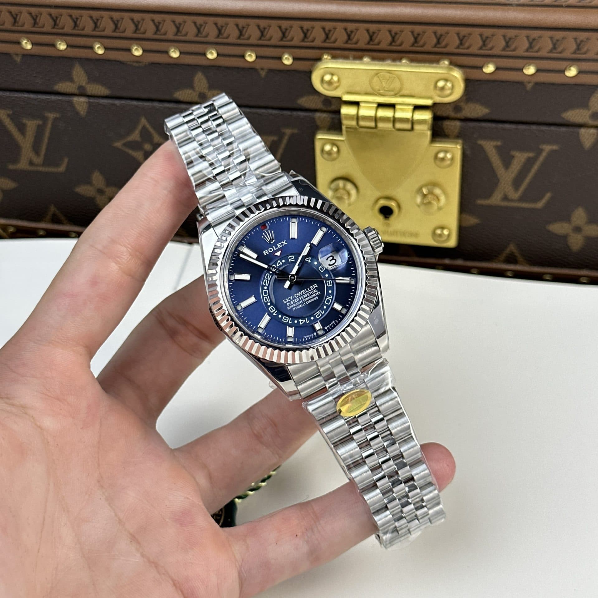 Dong-Ho-Rolex-Rep-11-Sky-Dweller-326934-Mat-Xanh-Day-Jubilee-42mm-3-1