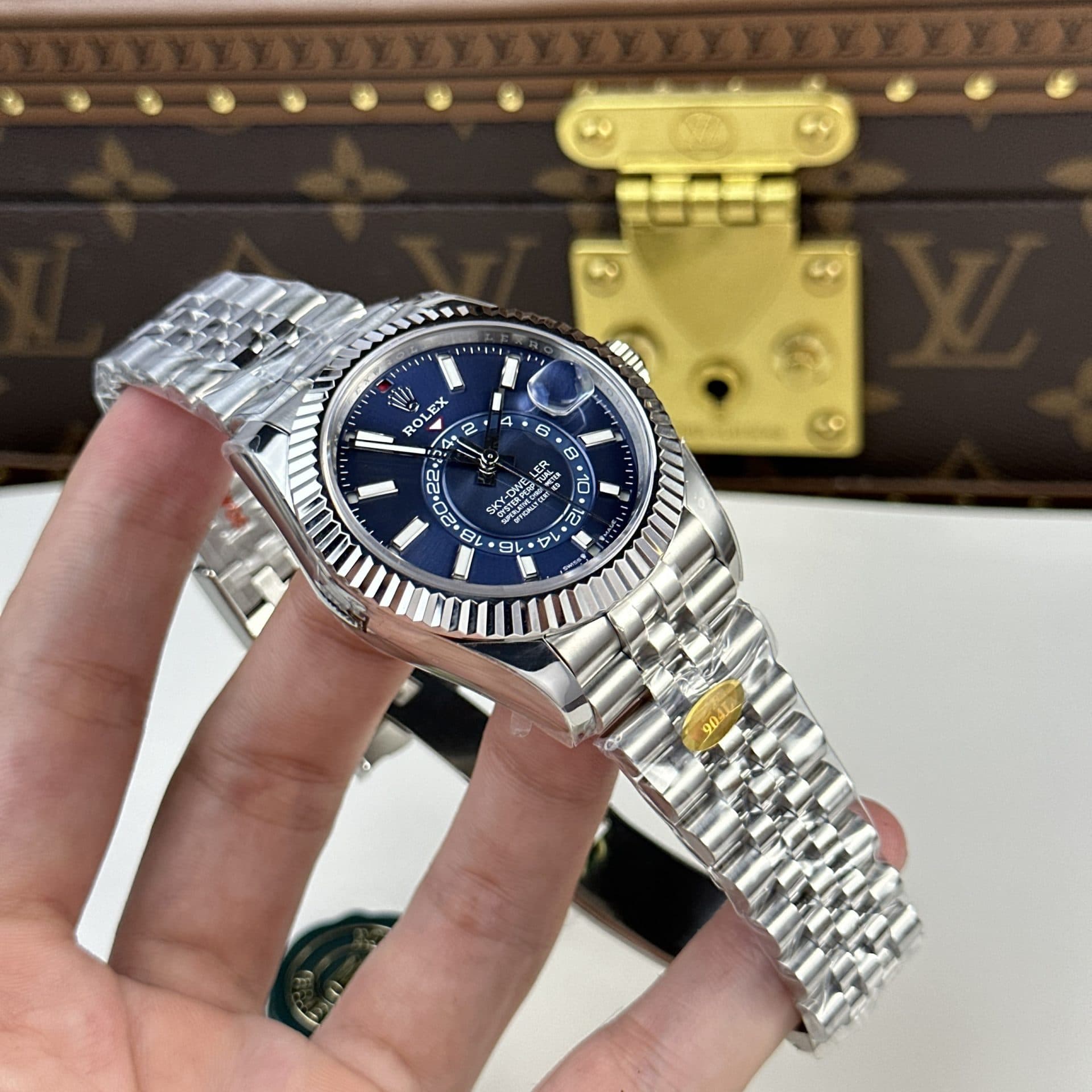 Dong-Ho-Rolex-Rep-11-Sky-Dweller-326934-Mat-Xanh-Day-Jubilee-42mm-4-1