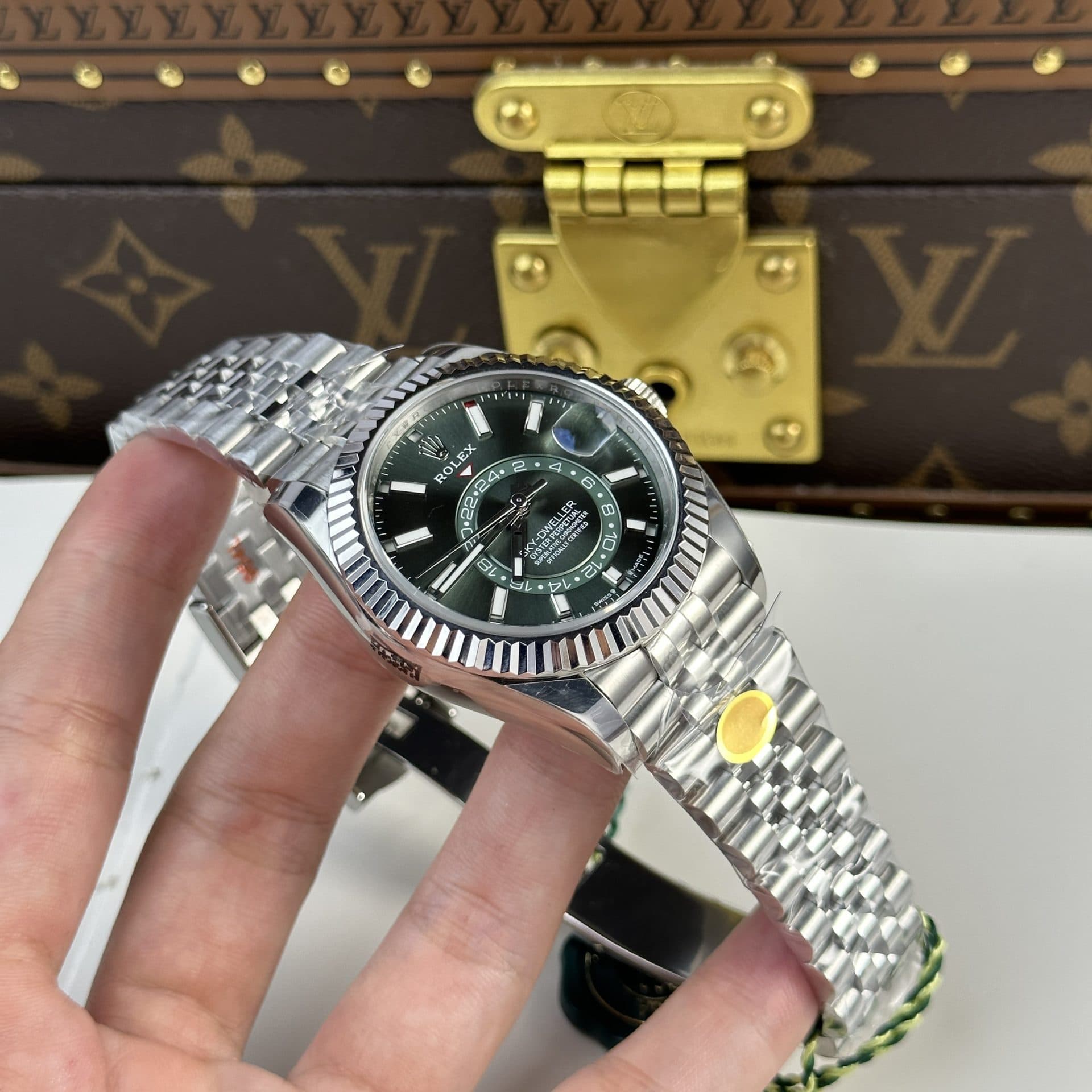 Dong-Ho-Rolex-Rep-11-Sky-Dweller-336934-Mat-Xanh-La-Day-Jubilee-42mm-1-1