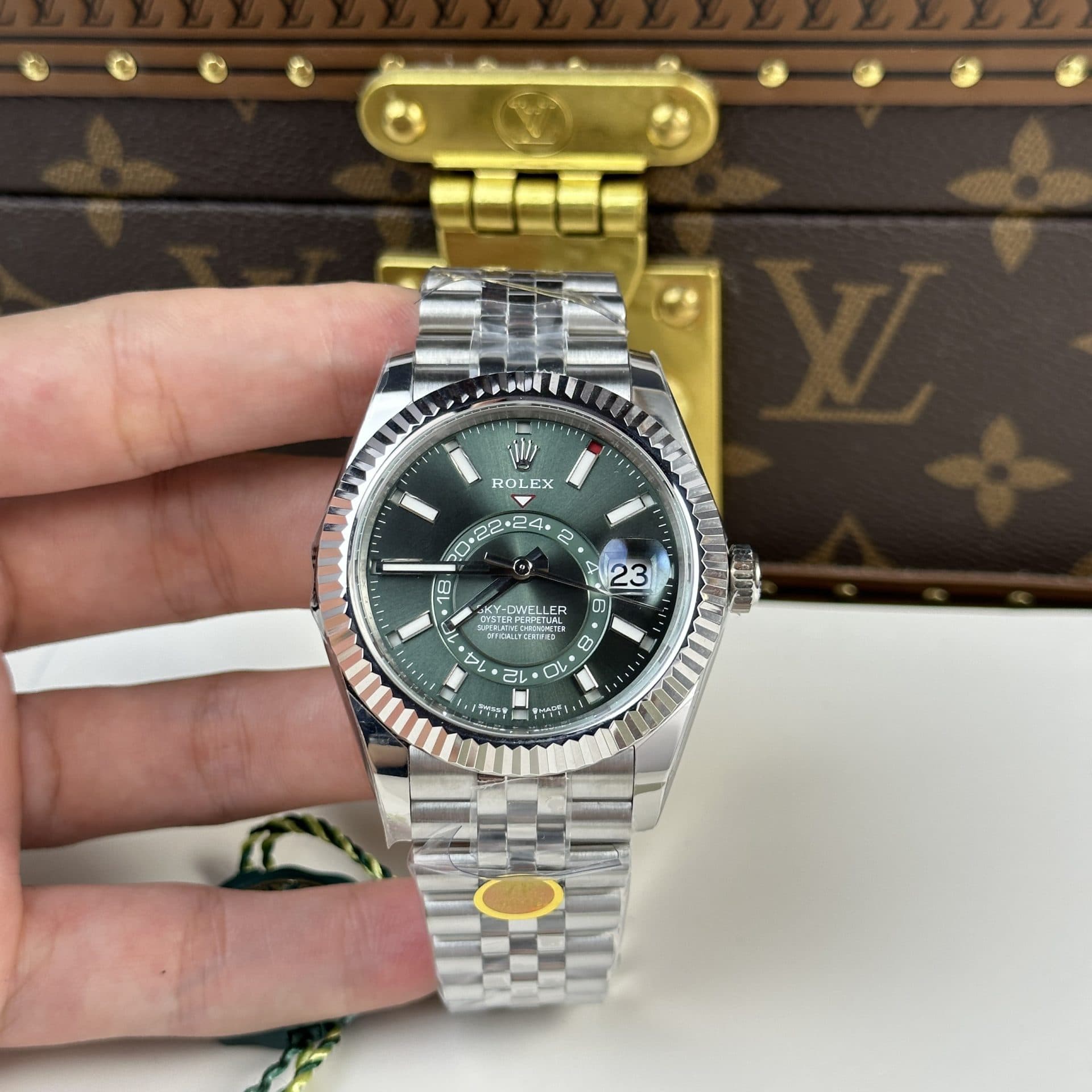 Dong-Ho-Rolex-Rep-11-Sky-Dweller-336934-Mat-Xanh-La-Day-Jubilee-42mm-2-1