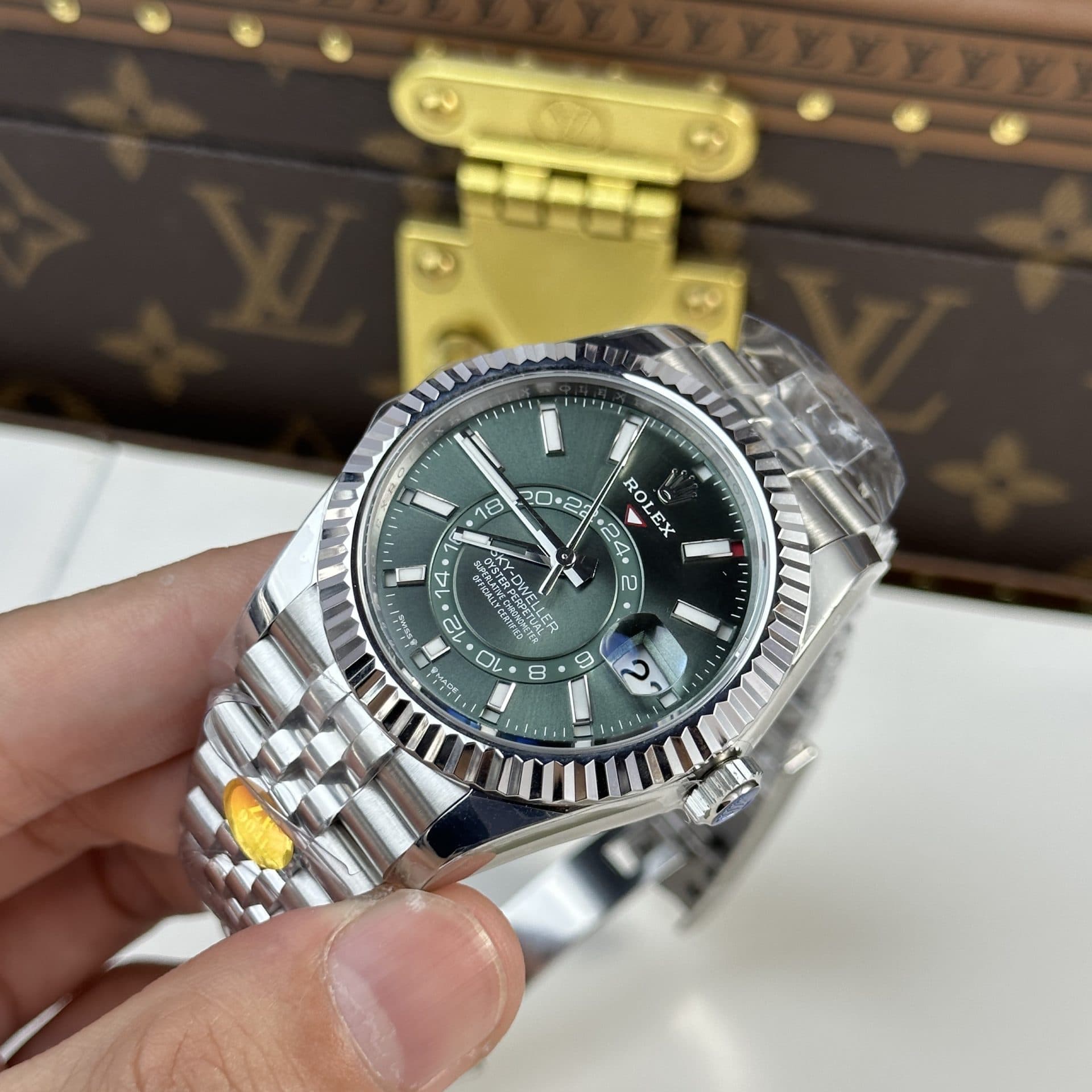 Dong-Ho-Rolex-Rep-11-Sky-Dweller-336934-Mat-Xanh-La-Day-Jubilee-42mm-3-1