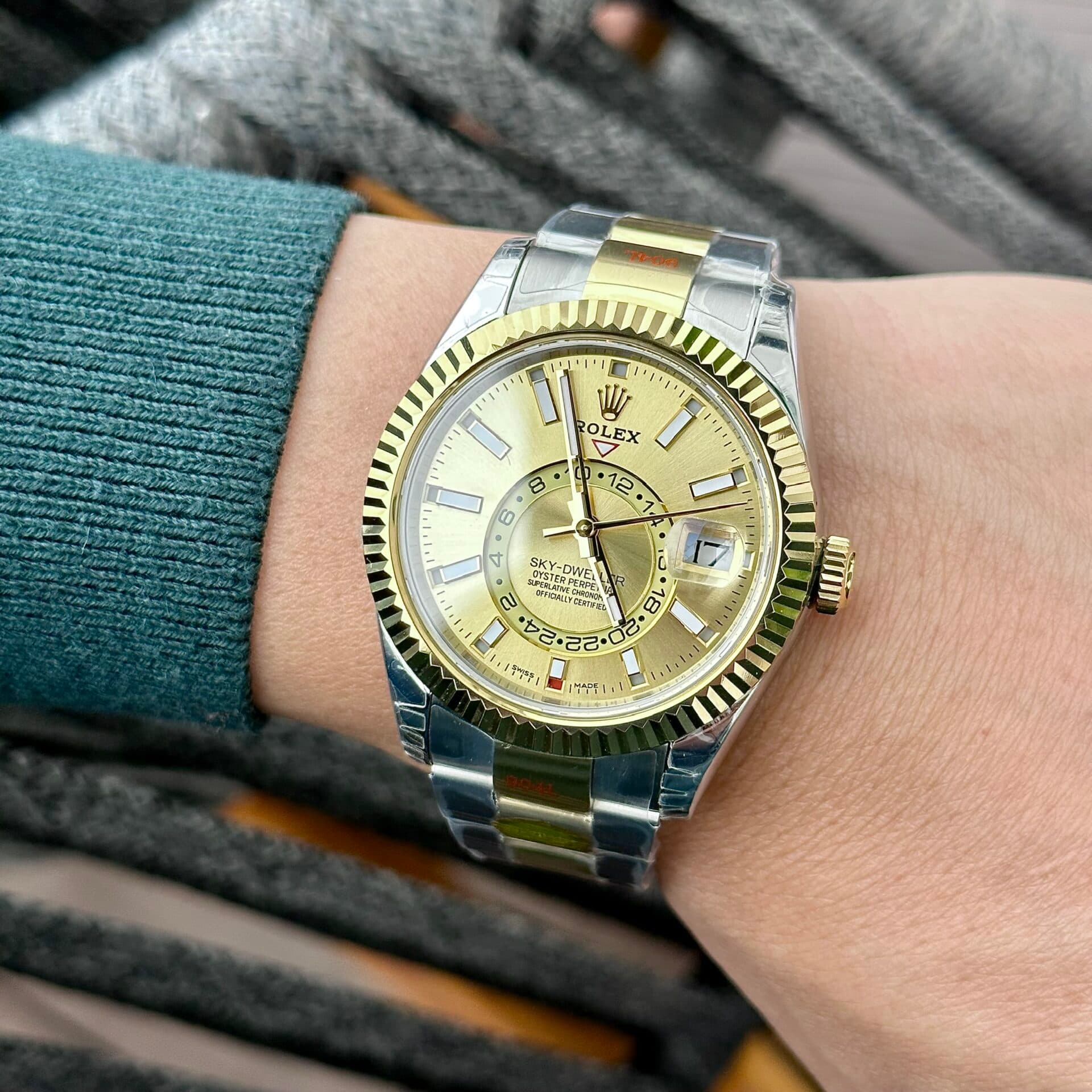 Dong-Ho-Rolex-Sky-Dweller-Demi-Gold-Replica-N-Factory-41mm-1-1