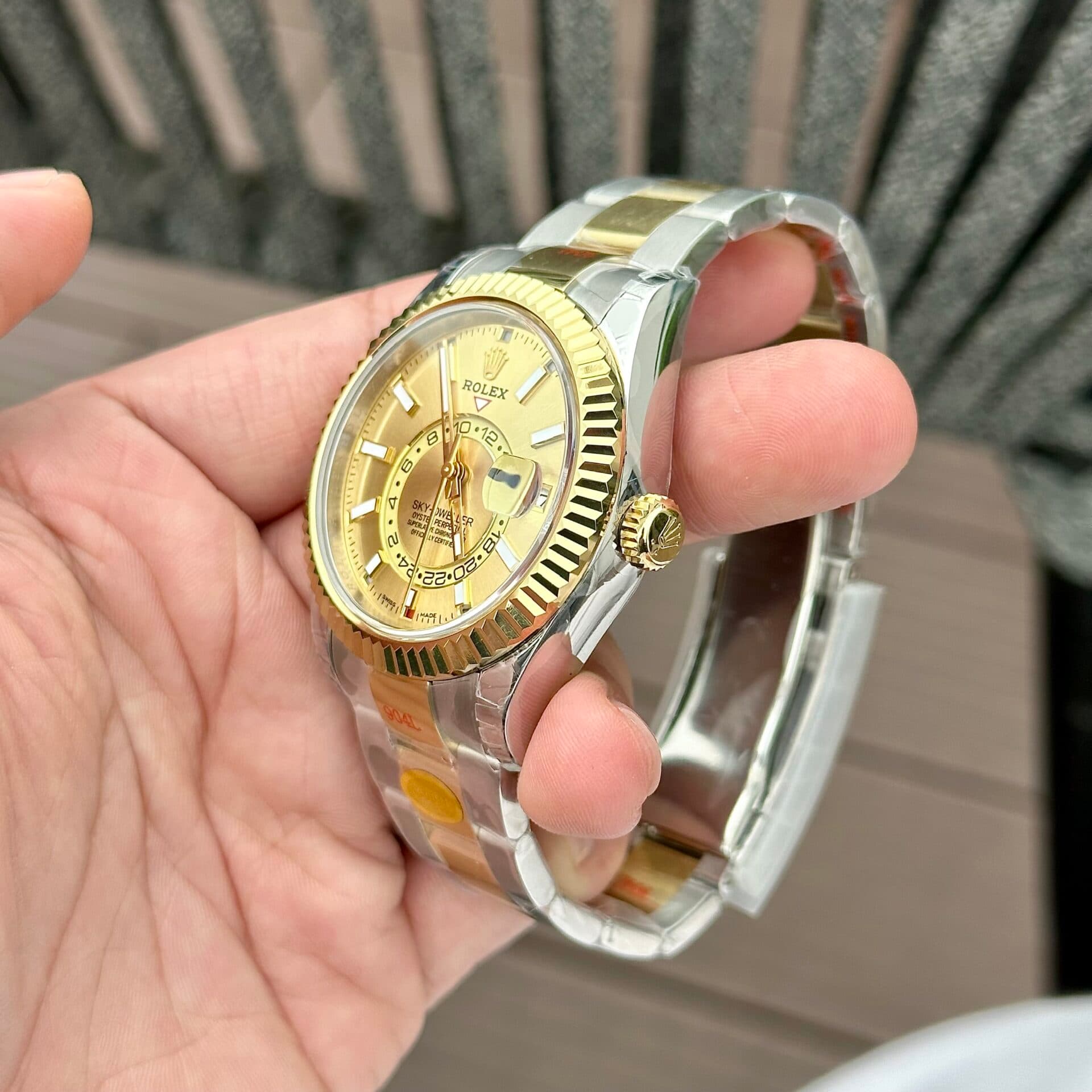 Dong-Ho-Rolex-Sky-Dweller-Demi-Gold-Replica-N-Factory-41mm-2-1