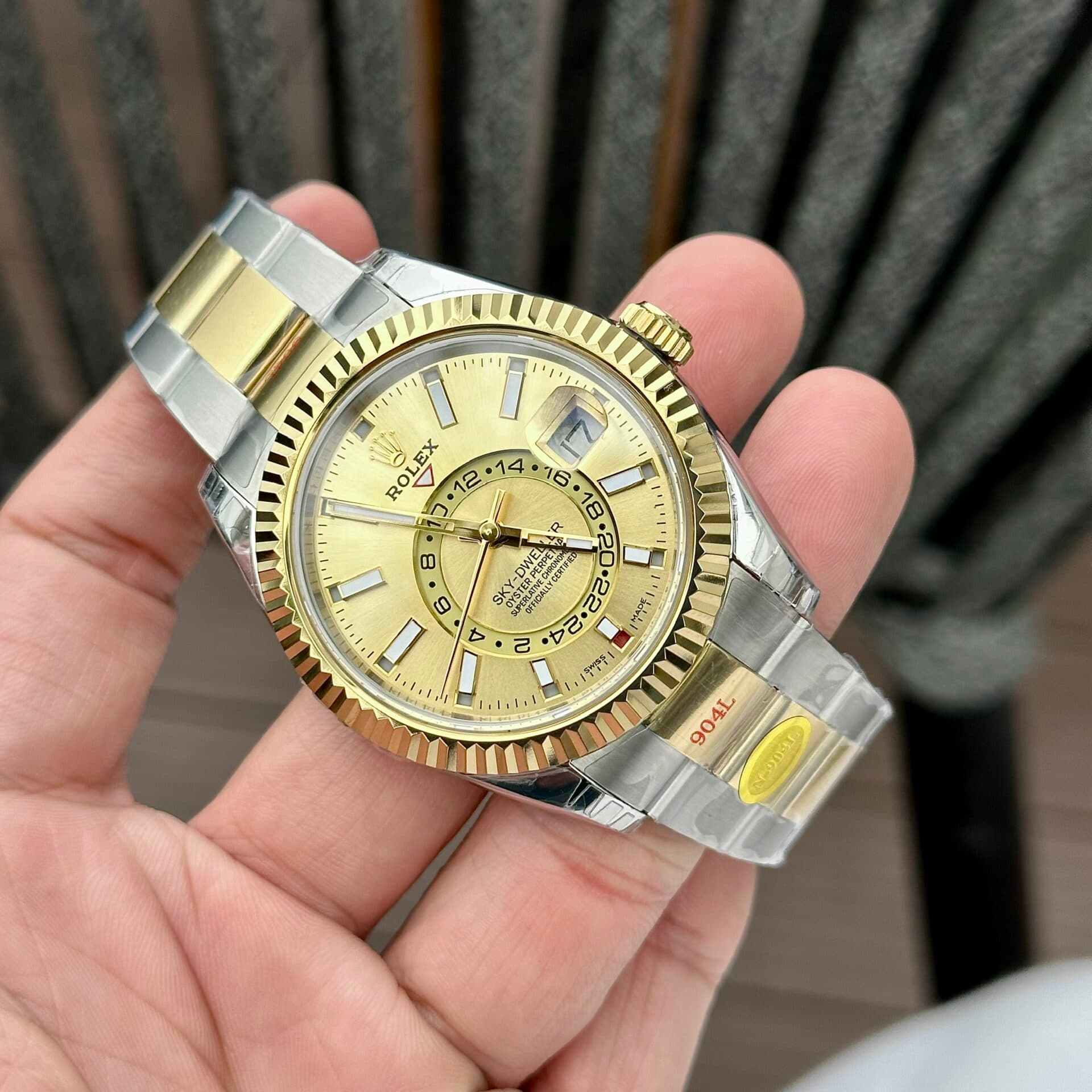 Dong-Ho-Rolex-Sky-Dweller-Demi-Gold-Replica-N-Factory-41mm-3-1