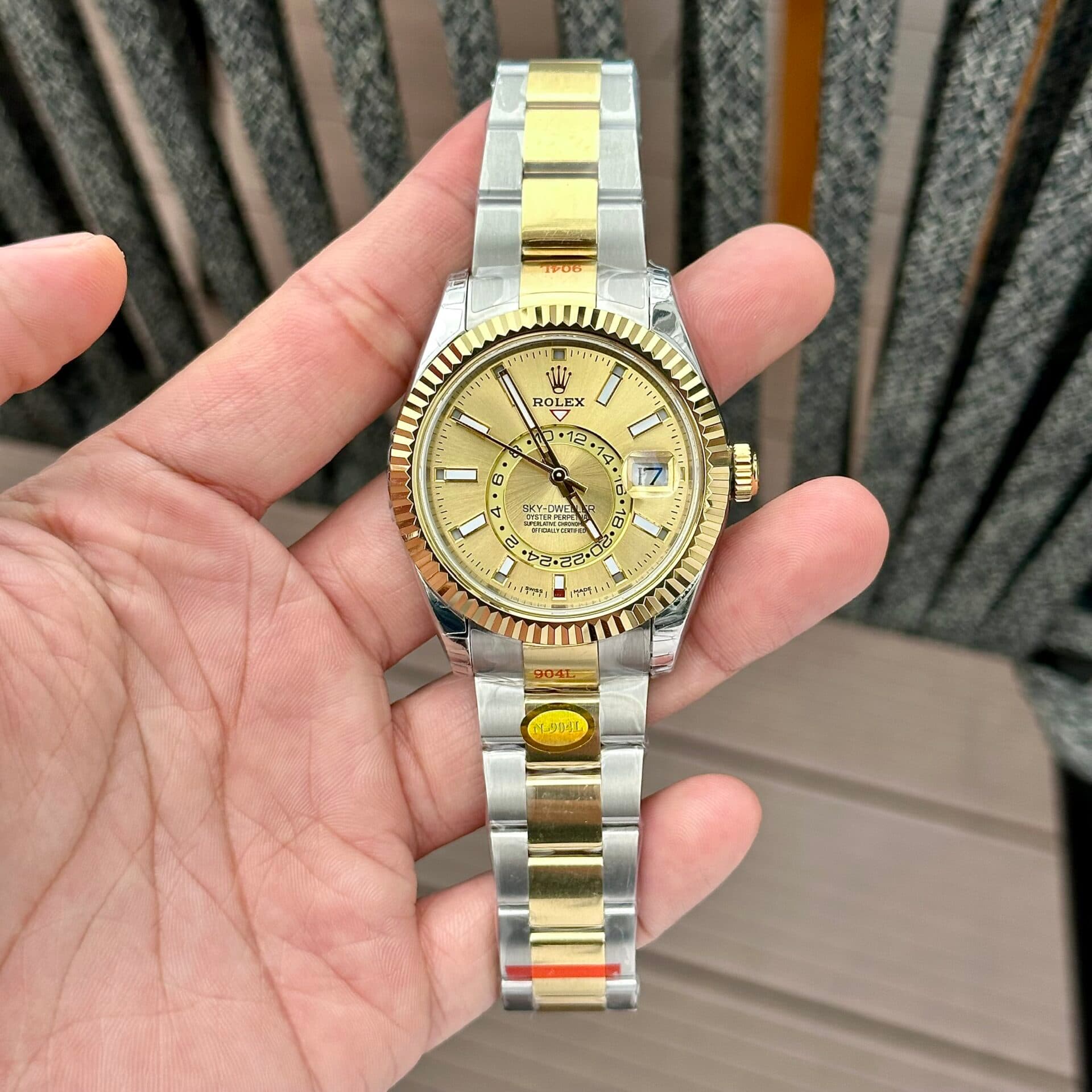 Dong-Ho-Rolex-Sky-Dweller-Demi-Gold-Replica-N-Factory-41mm-4-1