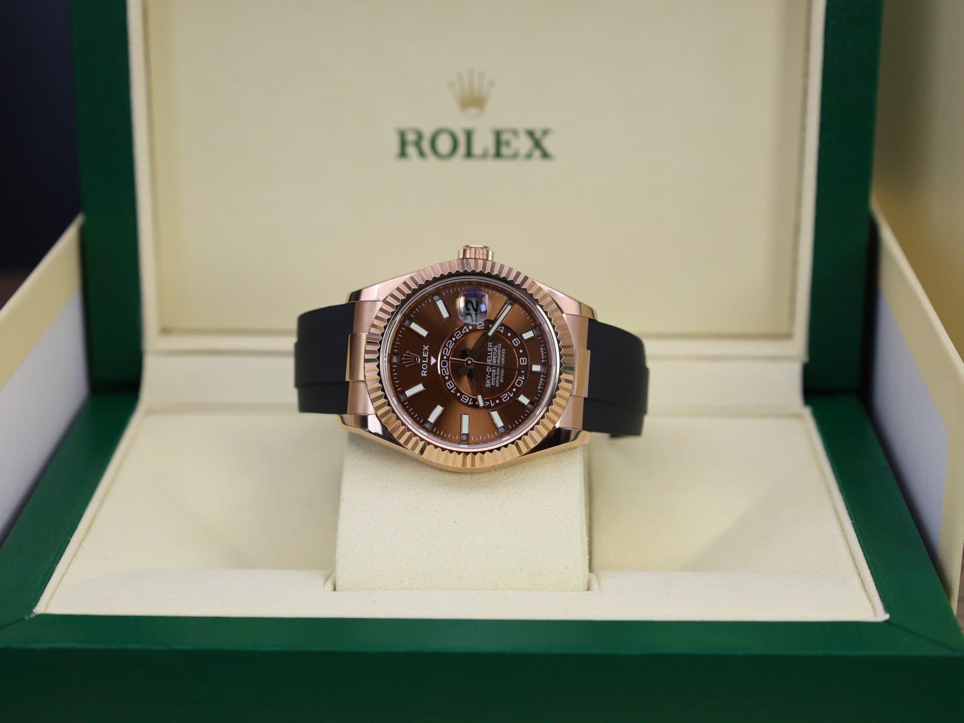 Dong-Ho-Rolex-Sky-Dweller-M336235-Che-Tac-Boc-Vang-That-Mat-Chocolate-42mm-9-1