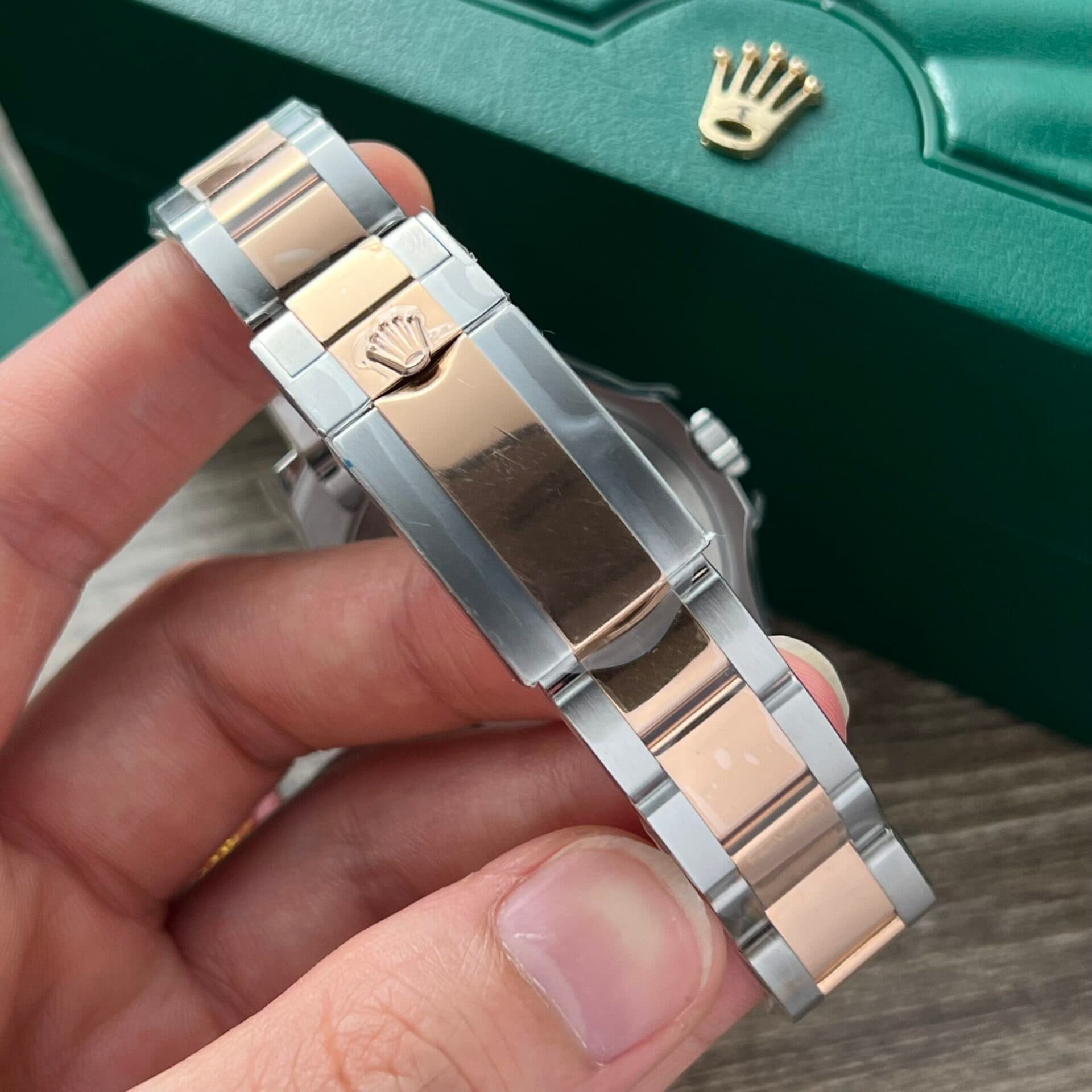 Dong-Ho-Rolex-Yacht-Master-Mat-Chocolate-Fake-Cao-Cap-EW-40mm-4-scaled-1
