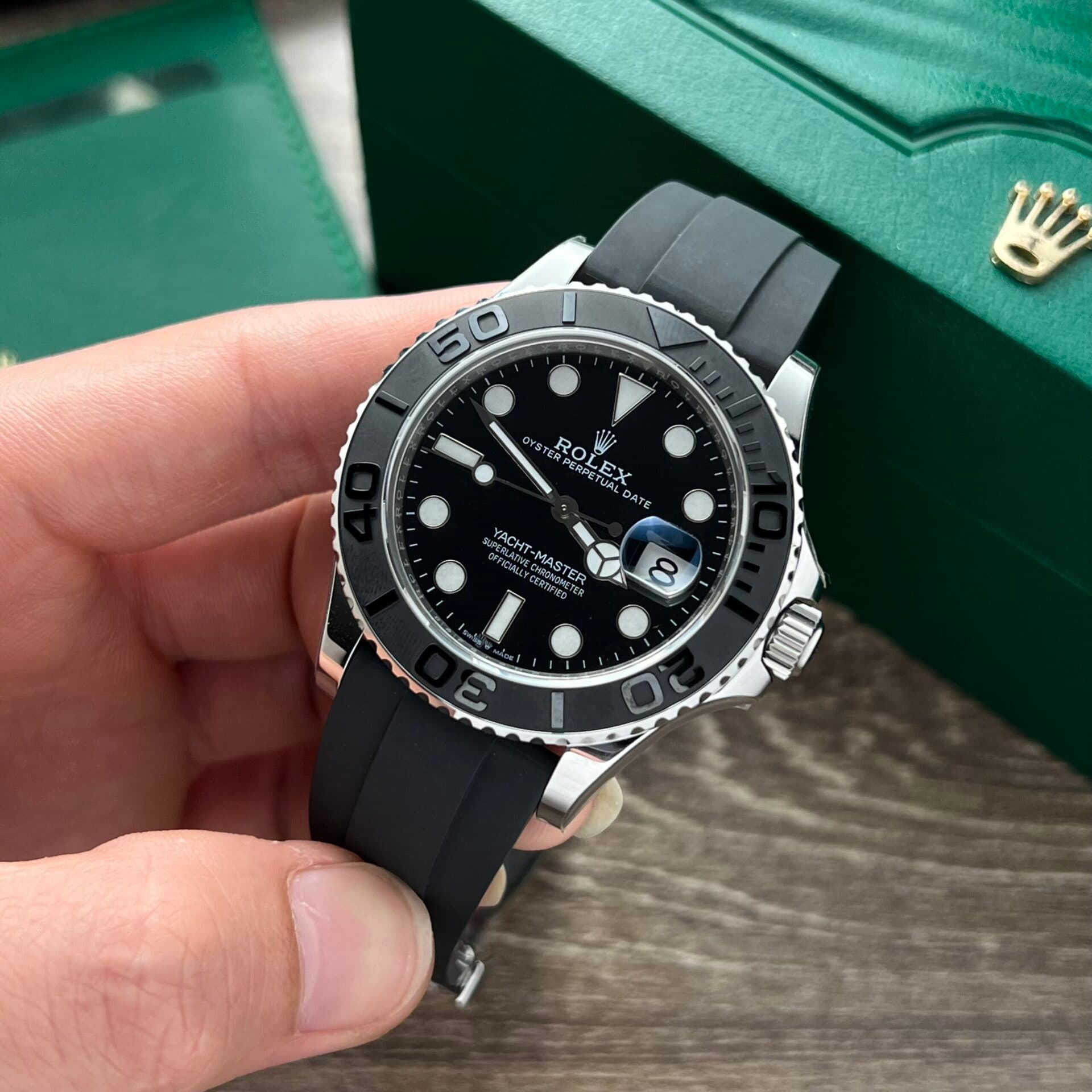 Dong-Ho-Rolex-Yacht-Master-Super-Fake-11-Mau-Den-EW-Factory-40mm-2-scaled-1