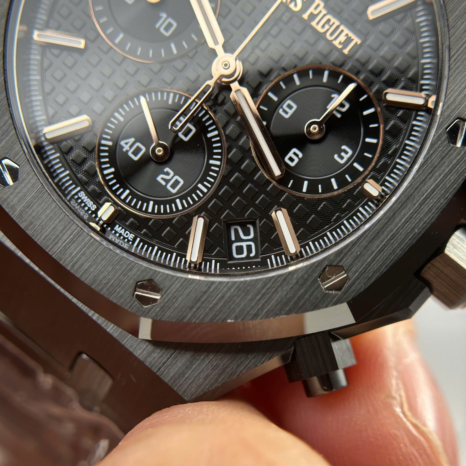 Dong-ho-Audemars-Piguet-Royal-Oak-26240CE-Che-Tac-Gom-Den-New-2025-41mm-12-1
