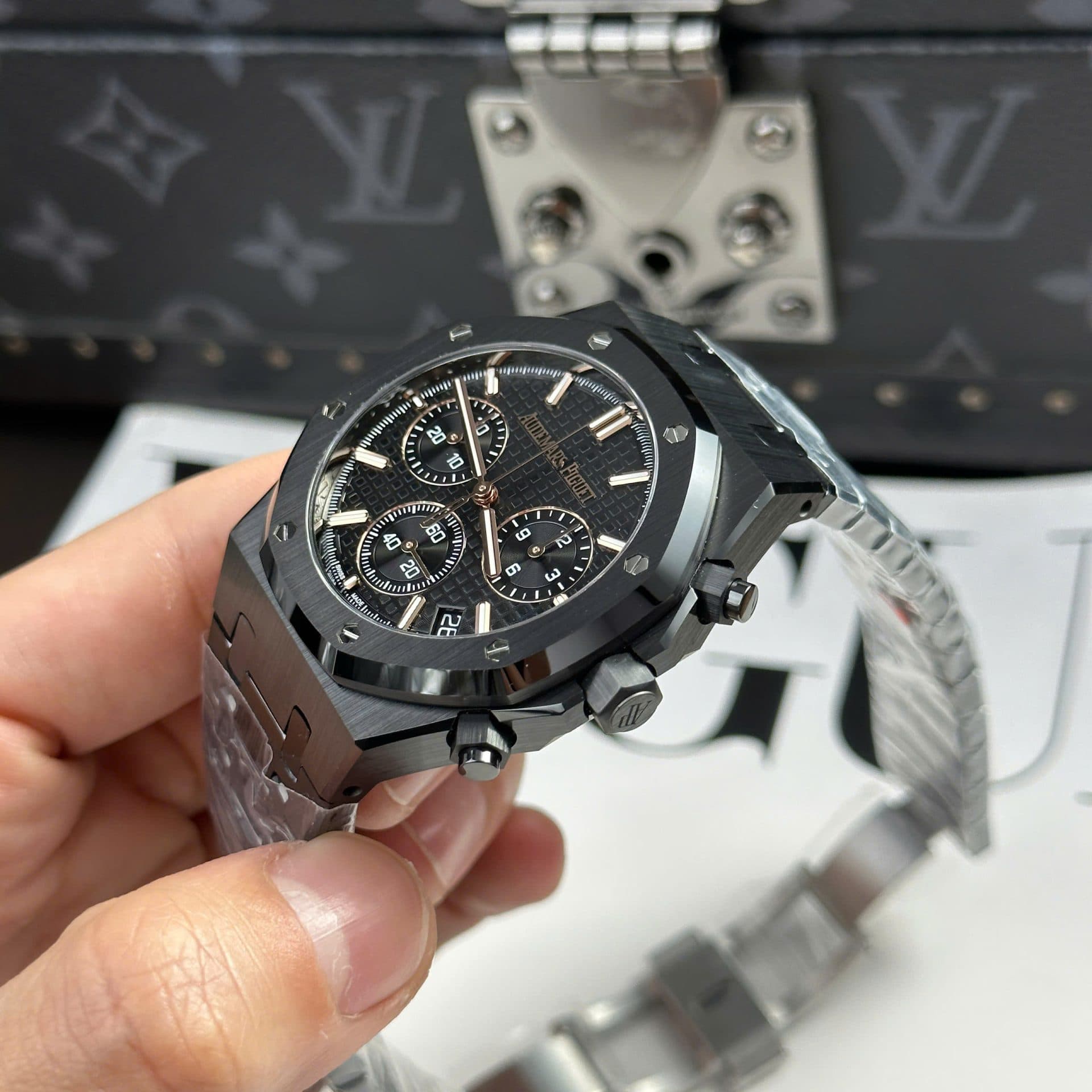 Dong-ho-Audemars-Piguet-Royal-Oak-26240CE-Che-Tac-Gom-Den-New-2025-41mm-5-1
